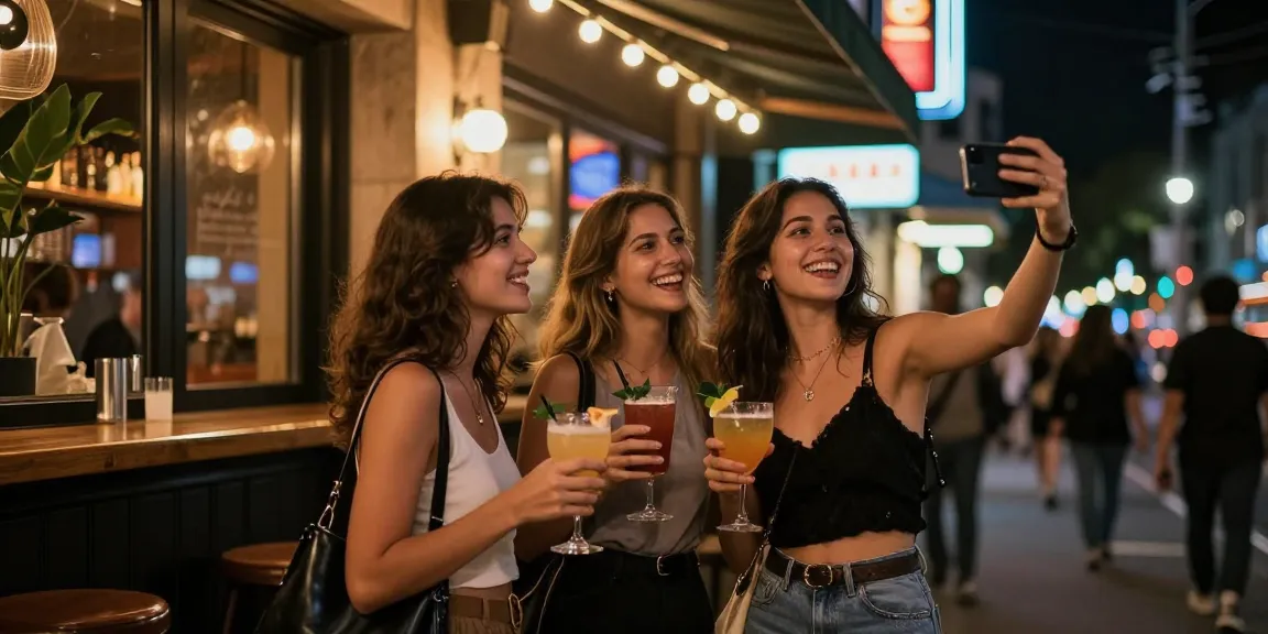 Ba cô gái trẻ vui vẻ trong không gian bar đêm, trải nghiệm gái gọi.